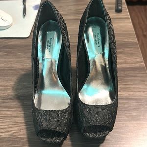 Detail Formal or semi formal high heels..  Never worn.